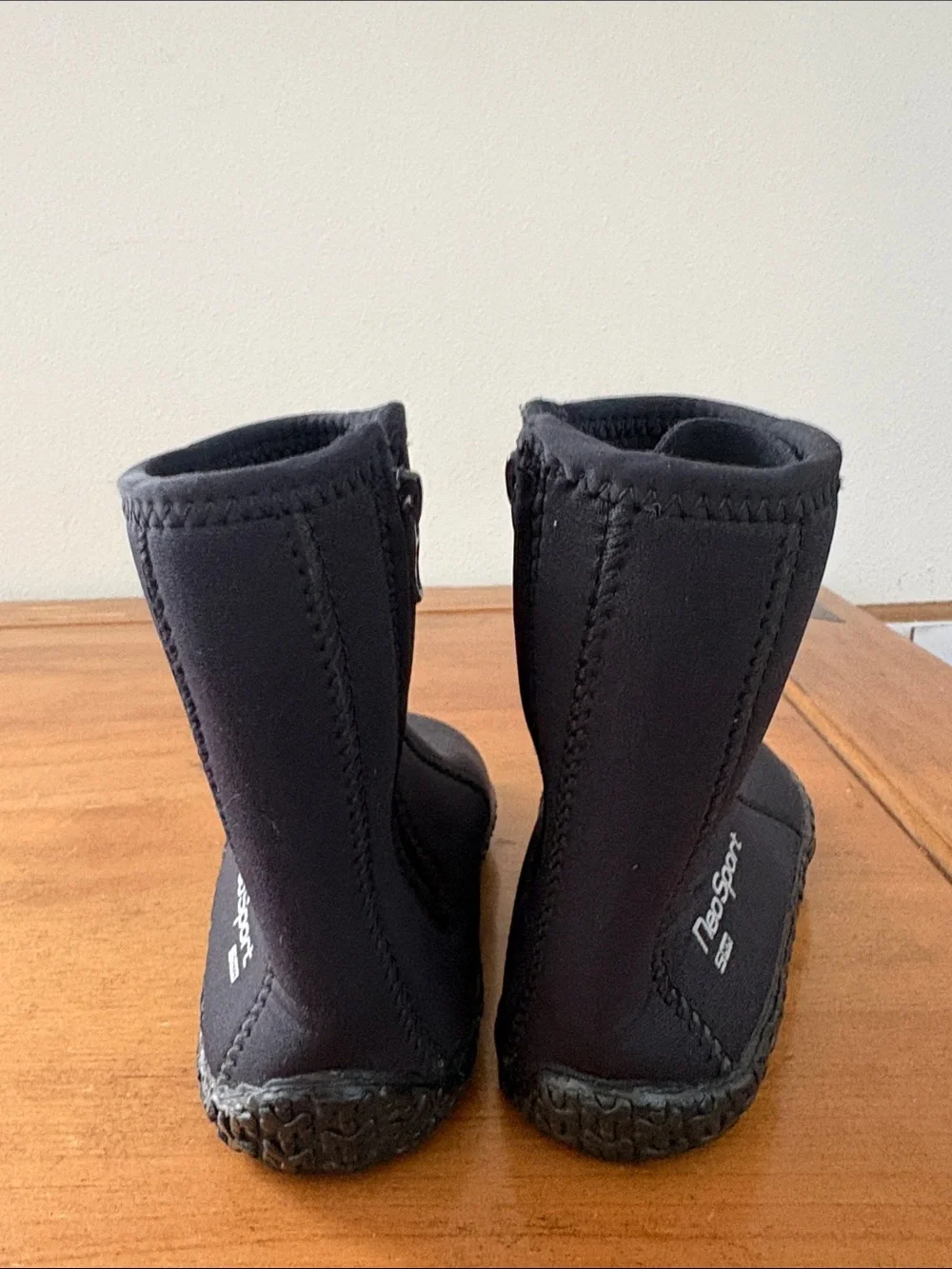 Neosport sleek black